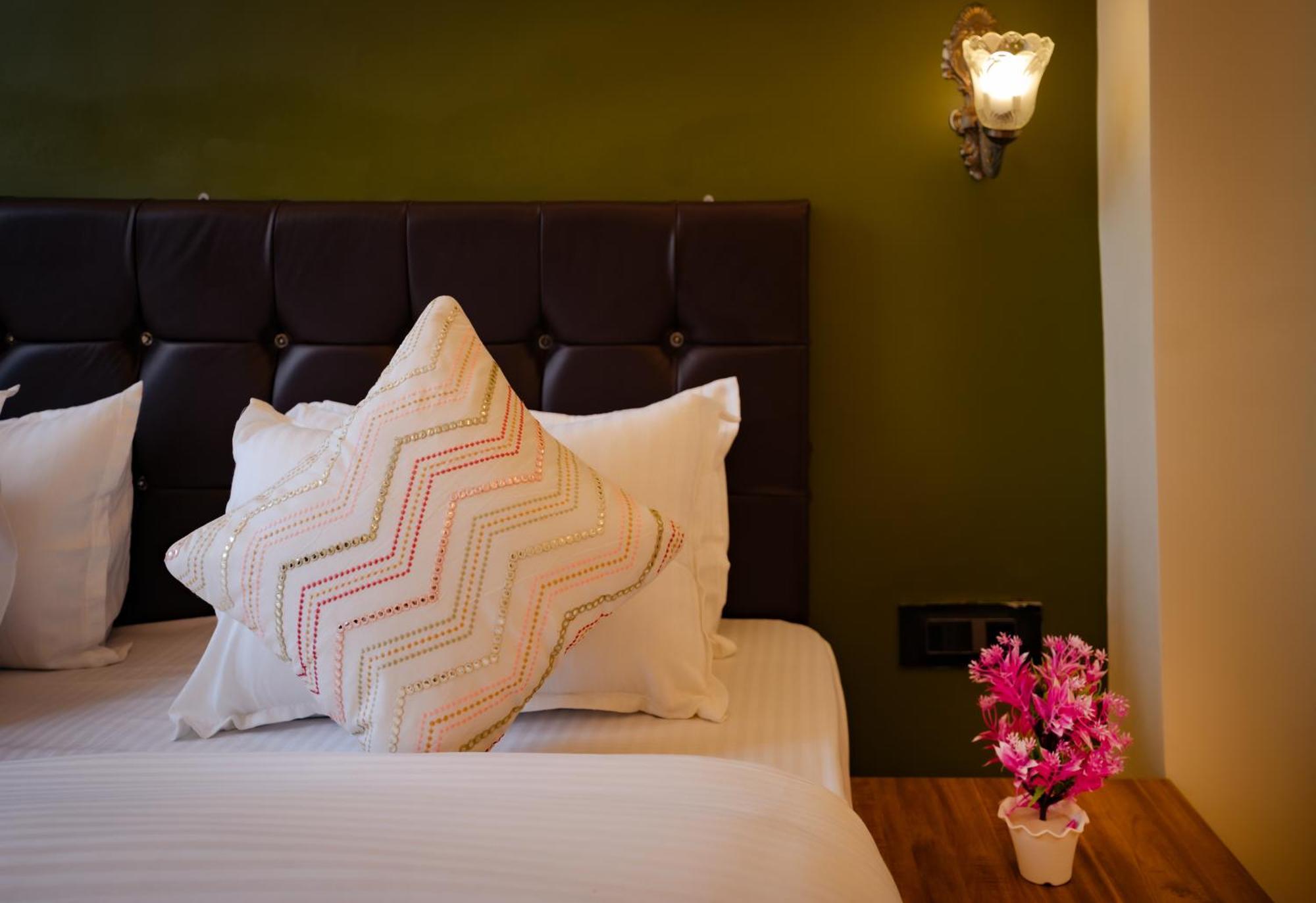 Tripli Hotels Silver Shine Benares Buitenkant foto